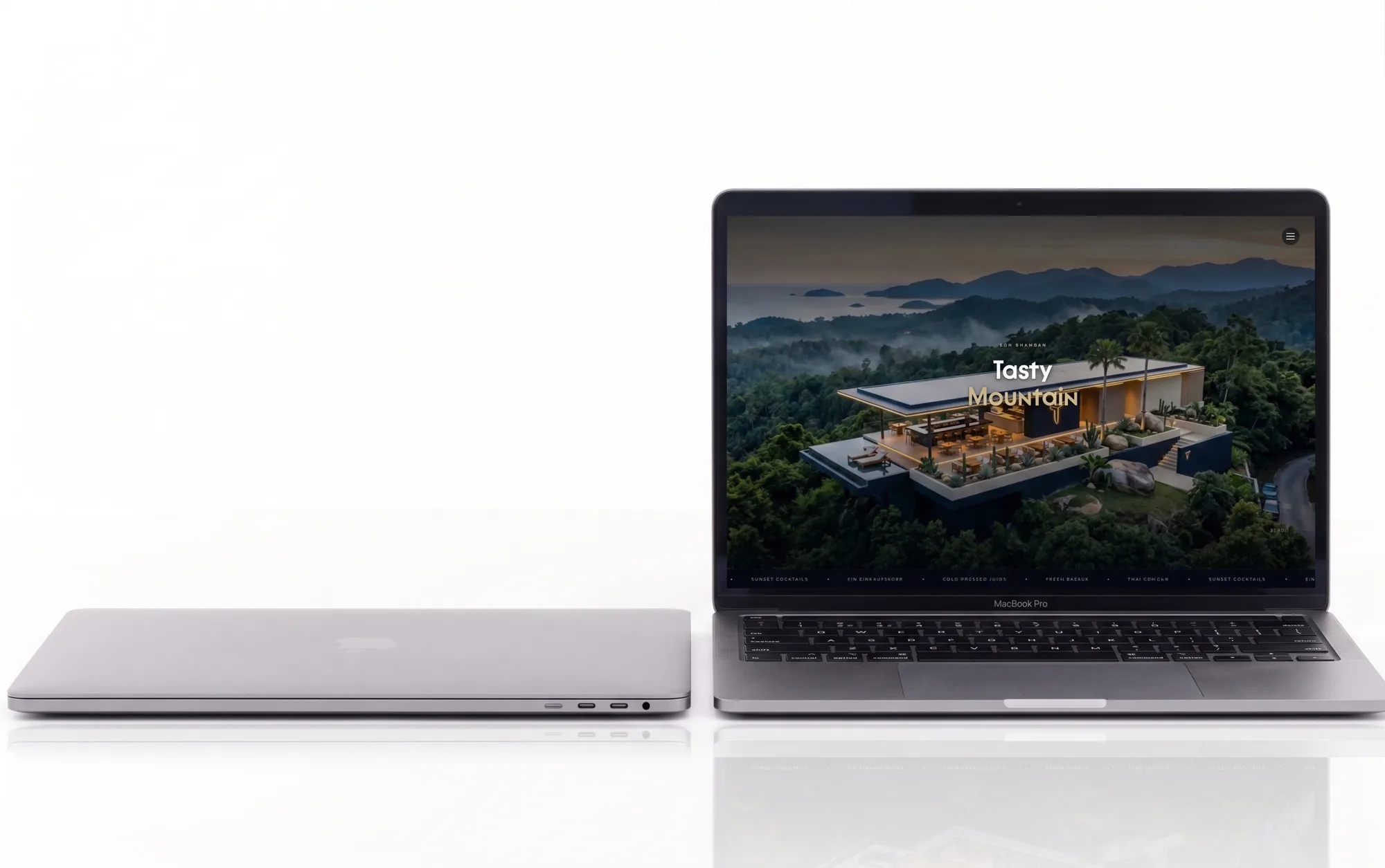 Der linke MacBook ist zugeklappt, rechts die besondere Seite